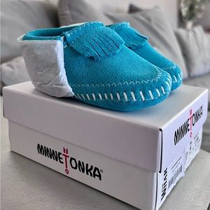 *NWT* Minnetonka Moccasins Turquoise Infant Size 4!!